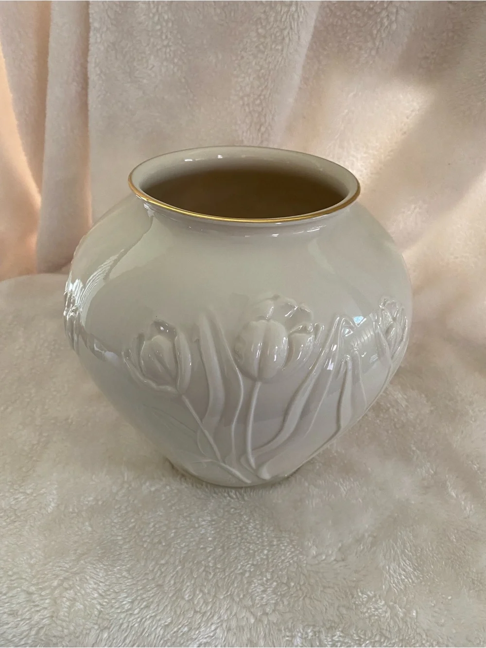 Gorgeous Lenox Cream Tulip Embossed Ceramic Vase with Gold Trim